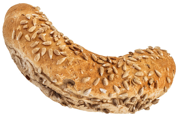 Integraal volkoren broodje besprenkeld met zonnebloempitten geïsoleerd op witte achtergrond - Foto, afbeelding