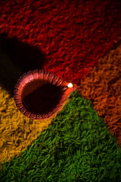 hermosa diwali diya o lámpara de aceite, enfoque selectivo
 - Foto, Imagen