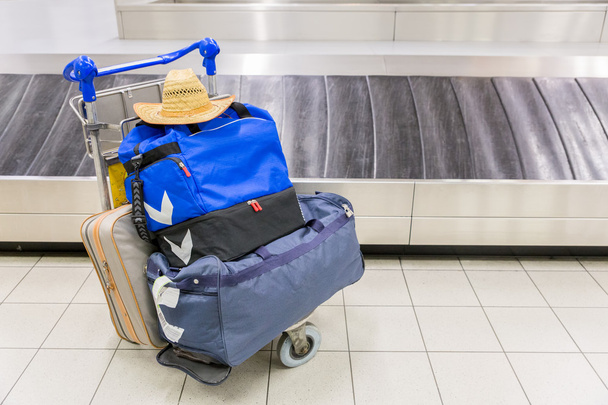 Bagagem perto da faixa de bagagem no aeroporto
 - Foto, Imagem