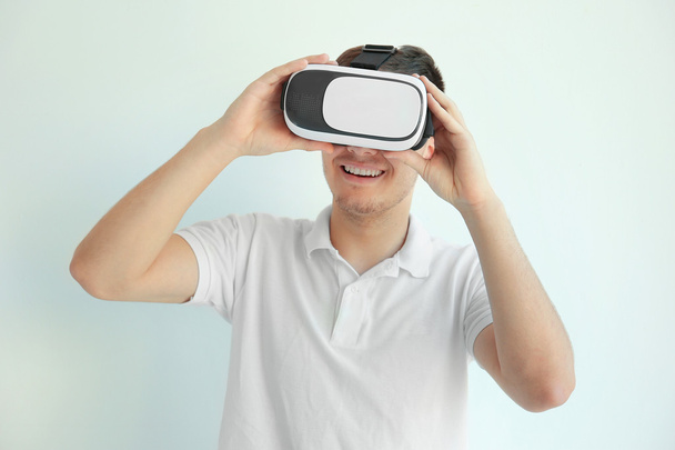 Young man wearing virtual reality glasses - 写真・画像