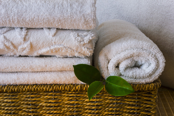 Spa with towels and leaves - Foto, Bild