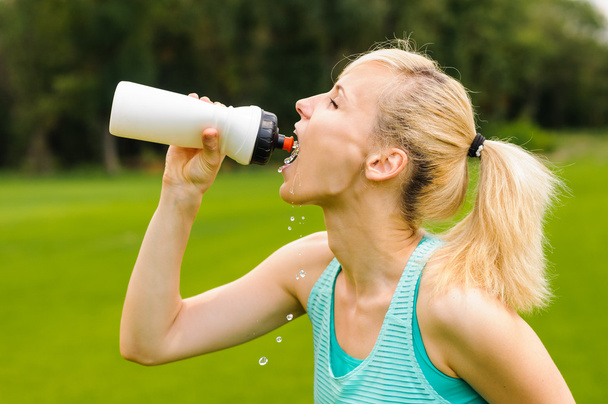 Young girl drinking water - Zdjęcie, obraz