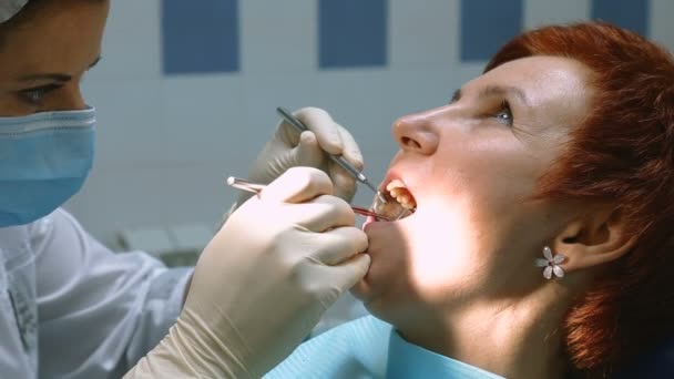examination of the oral cavity of the patient - Filmati, video