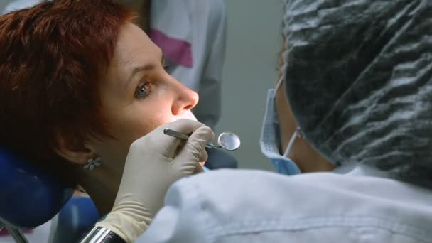 doctor examines the oral cavity of the patient - Felvétel, videó