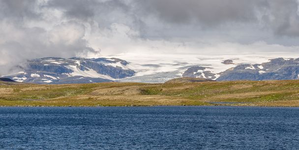  Ho のハルダンゲル高原台地の上に Hardangerjokulen 氷河 - 写真・画像