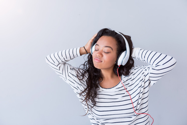 Délicieuse jeune femme qui écoute de la musique - Photo, image