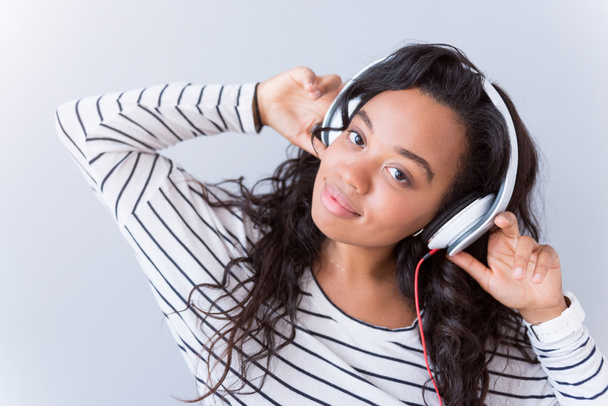 Femme positive écoutant de la musique
 - Photo, image