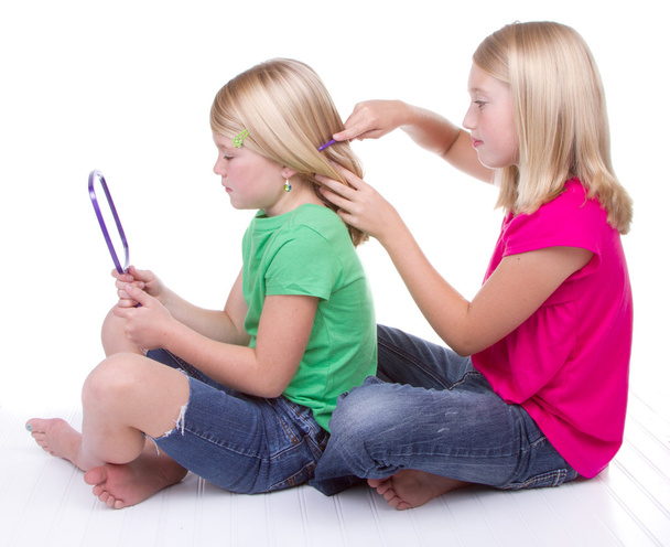 Sisters combing hair - 写真・画像