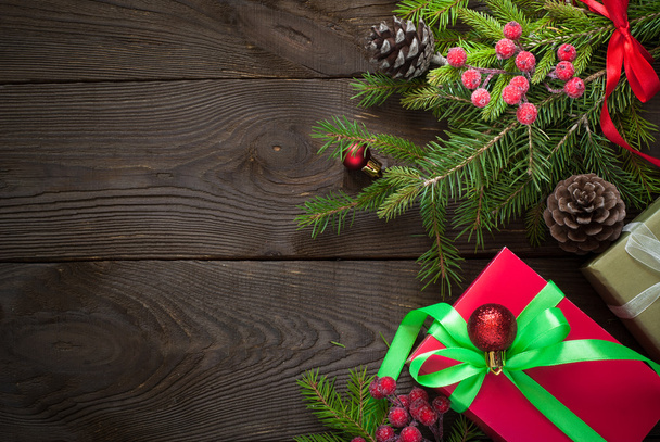 Cajas de regalo de Navidad y rama de abeto
 - Foto, imagen