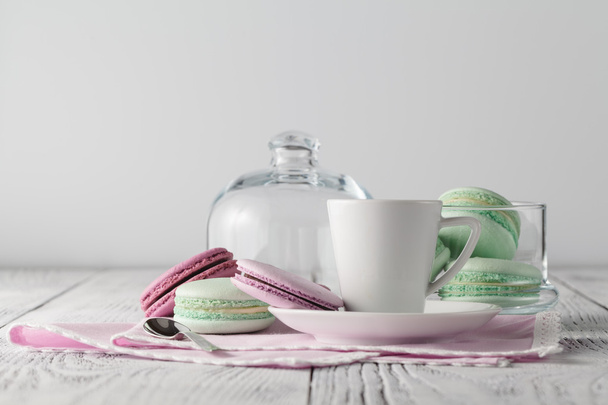 Freshly brewed coffee with delicious macarons. - Fotografie, Obrázek