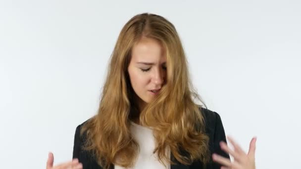 Portret van gefrustreerd, boos en boos zakenvrouw, witte achtergrond - Video