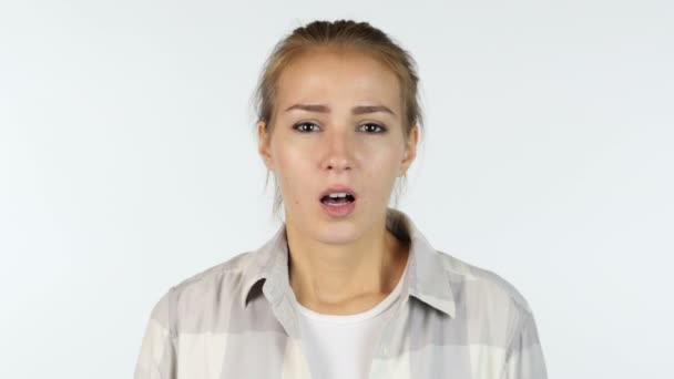 Schockierende Nachrichten, verstört, Porträt eines schönen Mädchens unter Schock, weißer Hintergrund - Filmmaterial, Video