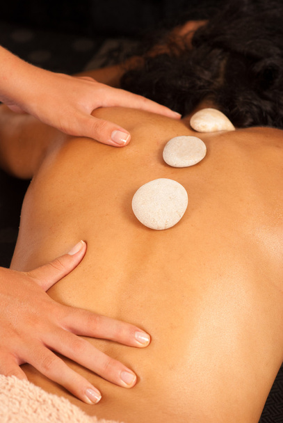 Massage mit heißen Steinen - Foto, Bild