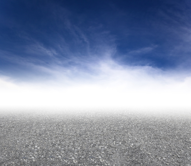 Carretera asfaltada gris con fondo de nube
 - Foto, Imagen