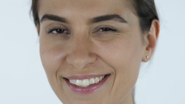 Winking Eye, close-up van het meisje gezicht, witte achtergrond in de Studio - Video