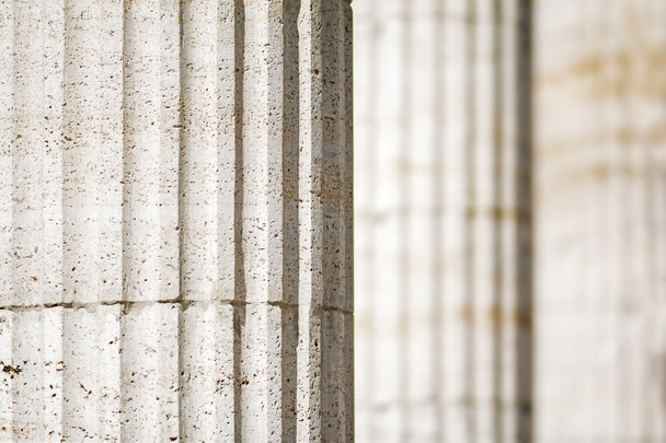 фрагмент линии древних колонн на размытом фоне. Дилижан, Армения
 - Фото, изображение