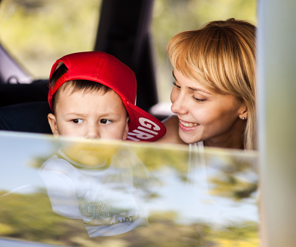 Madre e figlio seduti in macchina
 - Foto, immagini