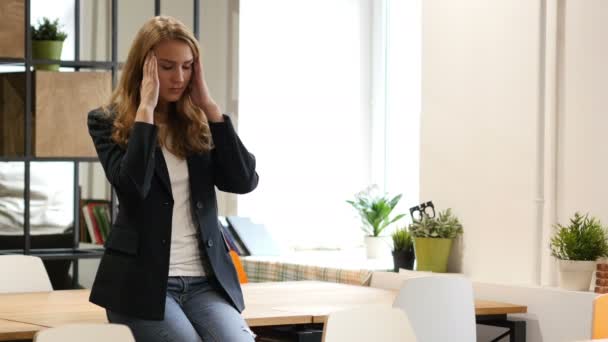 Κουρασμένος γυναίκα κάθεται στο γραφείο, κεφαλαλγία - Πλάνα, βίντεο
