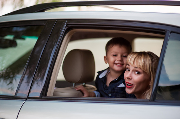 Όμορφη γυναίκα με ένα παιδί στο αυτοκίνητο. - Φωτογραφία, εικόνα