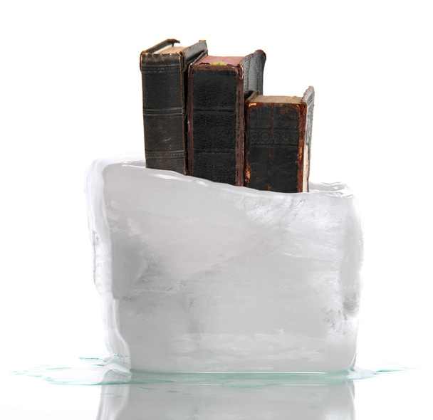 Stapel sehr alter Gebetsbücher im Eis gefangen - Foto, Bild