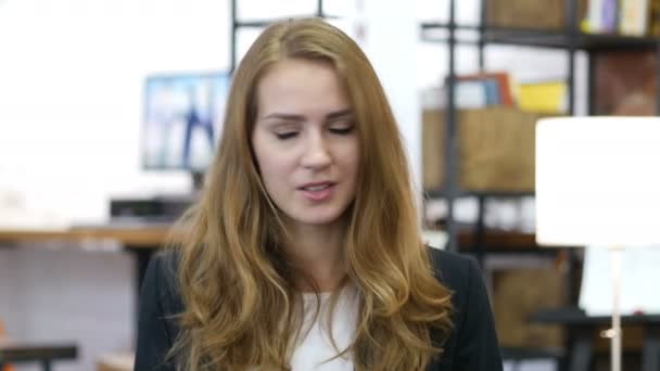 Litigare, Ritratto di sconvolto Angry Working Girl in ufficio
 - Filmati, video