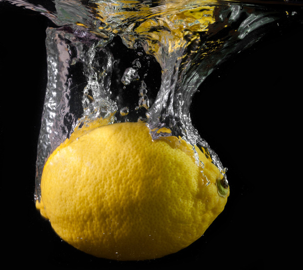 Lemon splash in water. - Foto, immagini