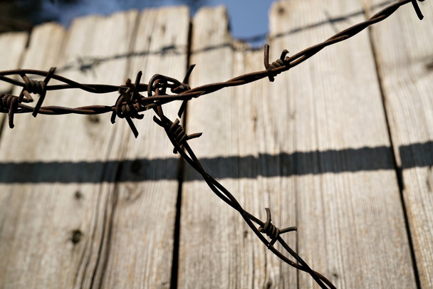 Ostnatým drátem a dřevěný plot - Fotografie, Obrázek