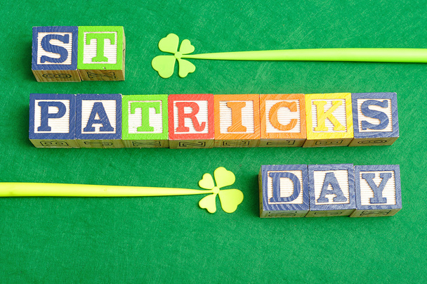 Saint Patrick orthographié avec des blocs d'alphabet colorés
  - Photo, image