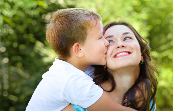 Son is kissing his mother - Fotografie, Obrázek