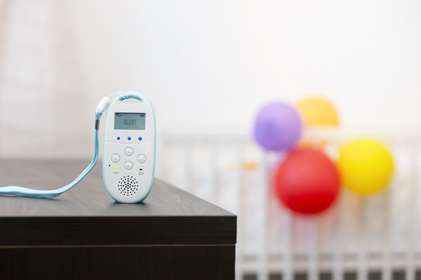 vezeték nélküli baba idegen rádióadást figyel berendezés az asztalon - Fotó, kép
