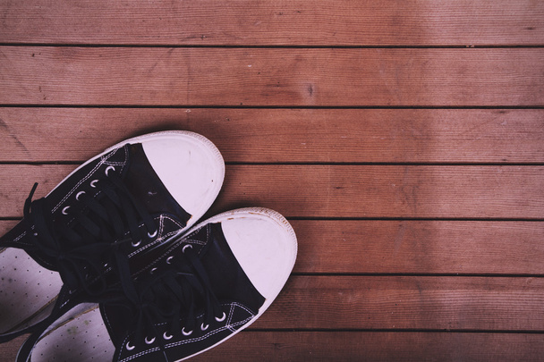Vecchie scarpe di tela su un pavimento di legno Vintage Retro Filter
. - Foto, immagini