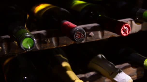 Flessen wijn of champagne in een kelder, tilt - Video