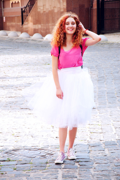 Menina adulta jovem em quilhas roxas e saia fofa
 - Foto, Imagem
