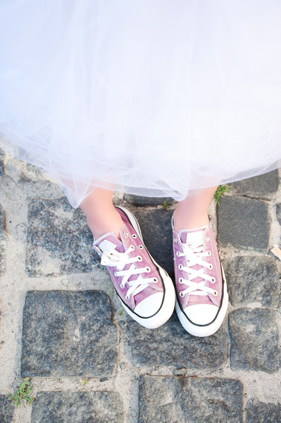 Νεαρό κορίτσι ενηλίκων σε αφράτη φούστα και μωβ keds - Φωτογραφία, εικόνα