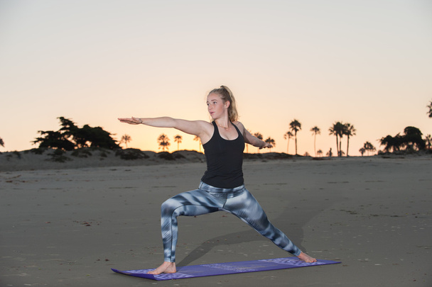 Opleiding flexibiliteit en kracht op het zand  - Foto, afbeelding
