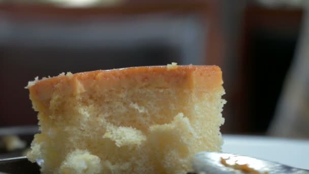 Člověk jíst koláč másla v coffee shop: Full Hd - Záběry, video