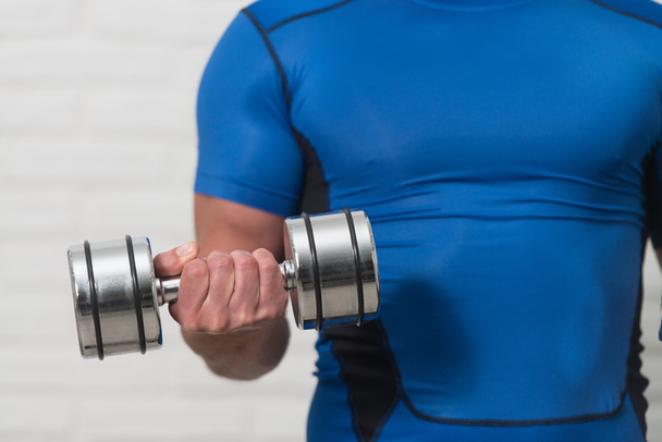 close-up homem exercício bíceps com halteres
 - Foto, Imagem