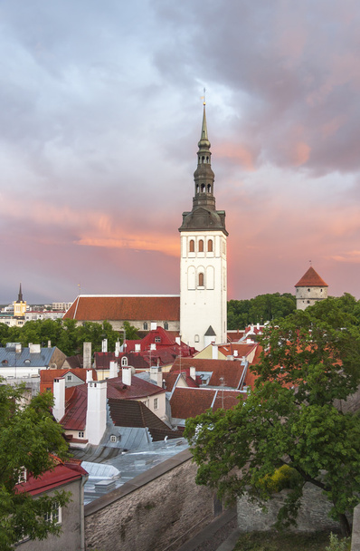 Εκκλησία του Αγίου Νικολάου στο Ταλίν, Εσθονία στο ηλιοβασίλεμα - Φωτογραφία, εικόνα