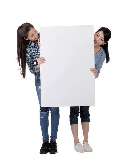 mujer sosteniendo tablero en blanco con amigos
 - Foto, imagen