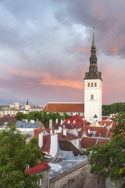 Iglesia de San Nicolás en Tallin, Estonia al atardecer
 - Foto, imagen