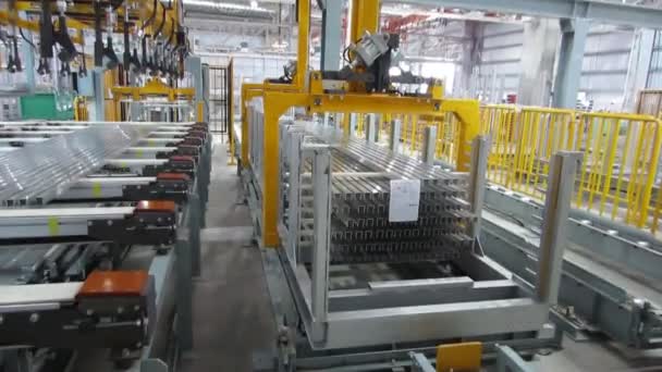 Elevación automática en fábrica
 - Metraje, vídeo