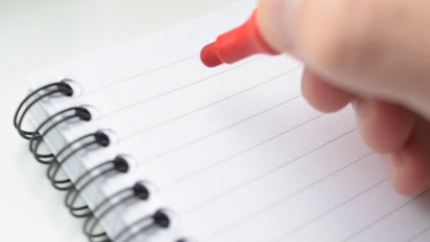 Χέρι γράφοντας στόχους με κόκκινο μαρκαδόρο στο Σημειωματάριο - Πλάνα, βίντεο