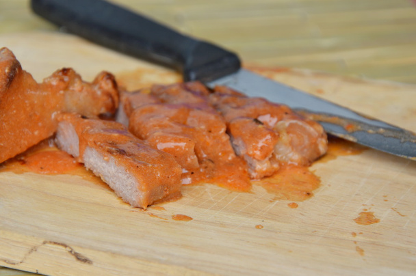 steak de porc grillé coupé sur bloc à découper en bois
 - Photo, image
