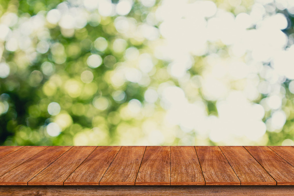 Tampo da mesa de madeira no fundo verde abstrato bokeh
  - Foto, Imagem