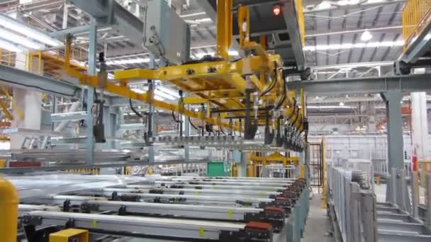 Automatyczne podnoszenie w fabryce - Materiał filmowy, wideo