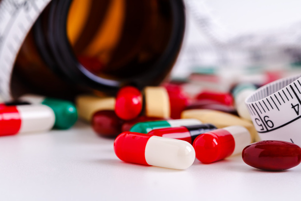 pillen en pil fles geïsoleerd op witte achtergrond - Foto, afbeelding