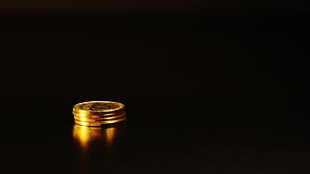 monete d'oro su sfondo nero - Filmati, video