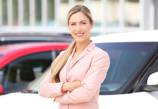 Car dealer on new cars background - Foto, afbeelding