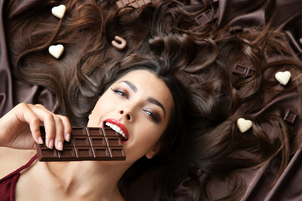 girl eating chocolate  - Φωτογραφία, εικόνα