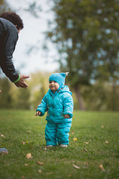 Mutlu aile sonbahar parkta yürüyüş: baba ve küçük oğlu - bağımsız dolaşmak öğrenmek - Fotoğraf, Görsel